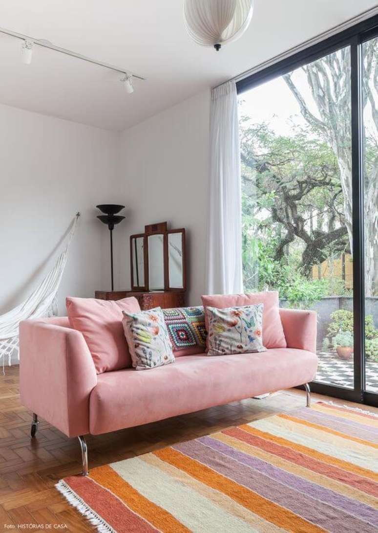26. Sof&aacute; colorido cor de rosa claro no mesmo tom que o tapete &ndash; Por:&nbsp;Hist&oacute;rias de Casa