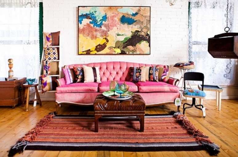 25. Sofá colorido cor de rosa na sala vintage – Por: Decorando casas