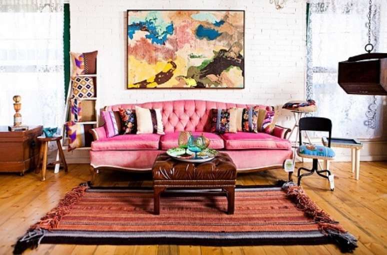 25. Sof&aacute; colorido cor de rosa na sala vintage &ndash; Por: Decorando casas
