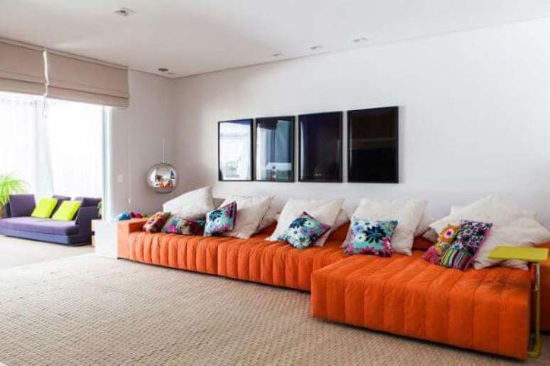 3. Use o sof&aacute; cama colorido em laranja para ter uma linda decora&ccedil;&atilde;o &ndash; Por: Lopes