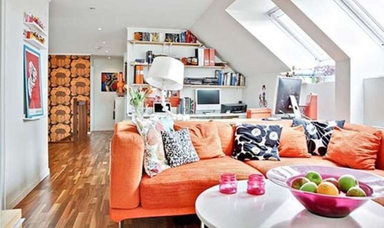 24. Sofá colorido laranja com almofadas estampadas – Por: Decoração I
