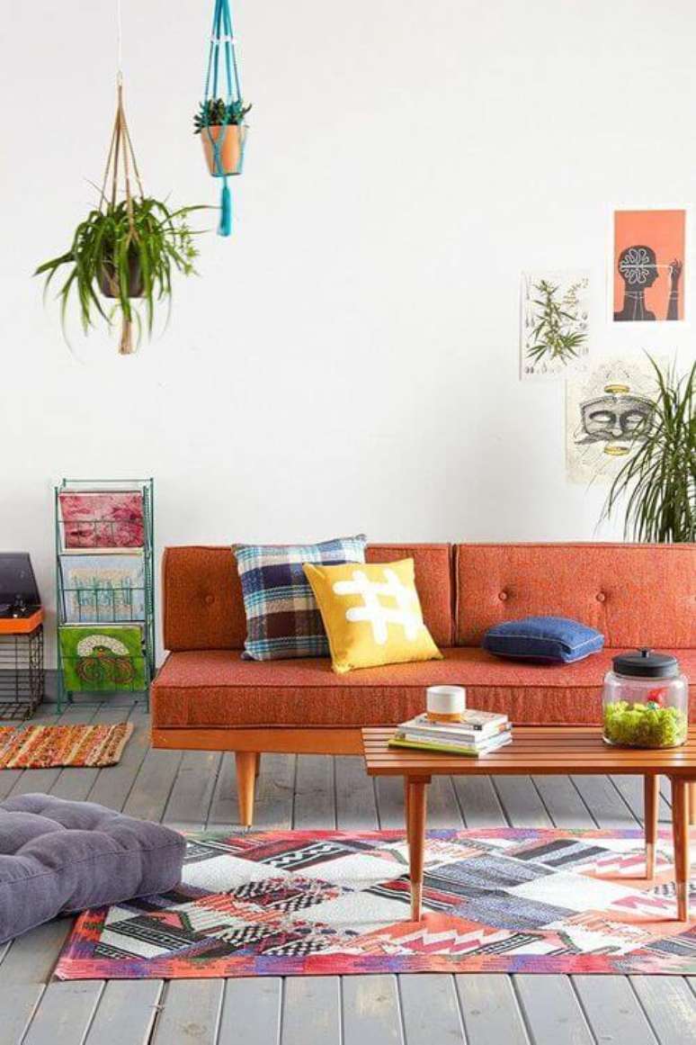 19. Sof&aacute; colorido laranja com almofada azul &ndash; Por: Encare Posters Blog