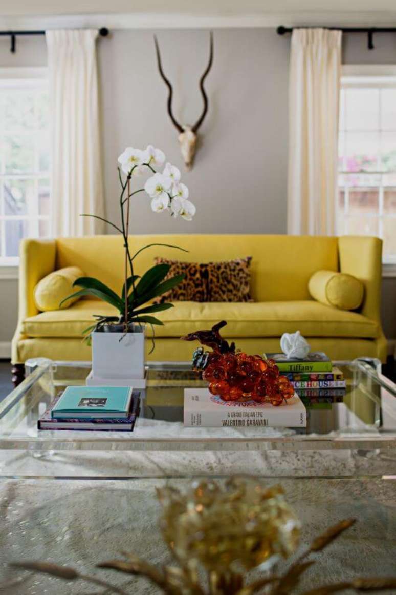 20. O sofá amarelo também combina com ambientes clássicos – Por: Sillas