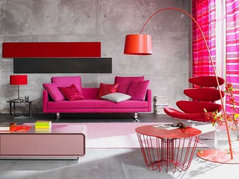 23. Sofá colorido pink com poltrona vermelha – Por: Pinterest