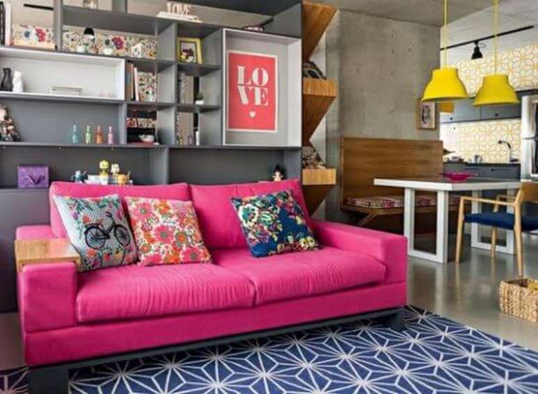 18. Sofá colorido pink com tapete azul – Por: My Easy Decor