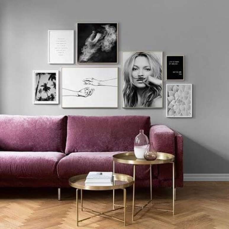 5. Sof&aacute; colorido roxo na sala moderna cinza &ndash; Por: WebStagram