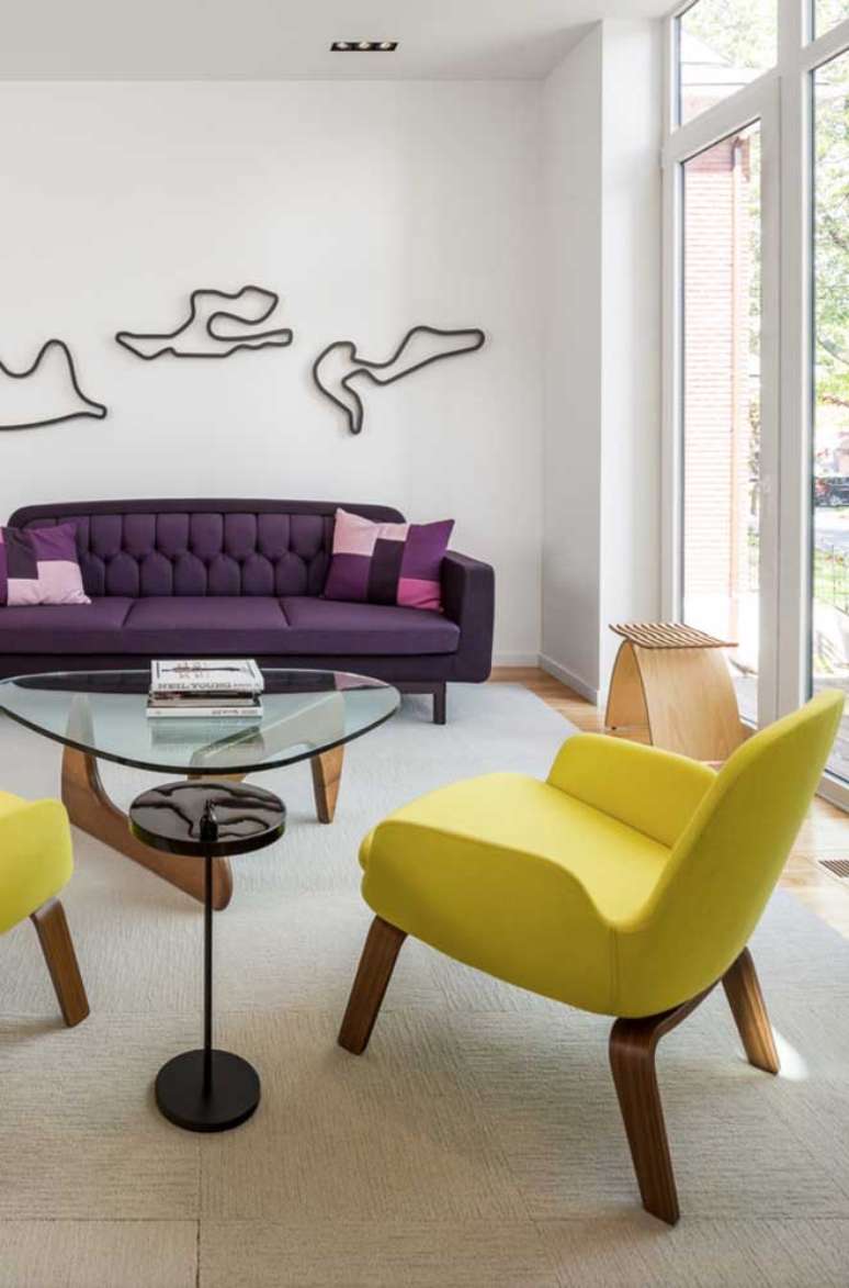 9. Sof&aacute; colorido roxo com poltrona amarela em destaque &ndash; Por: Decor f&aacute;cil
