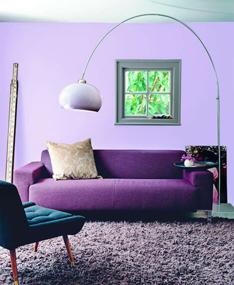 17. Sofá colorido roxo na sala lilás – Por: Decor Divine