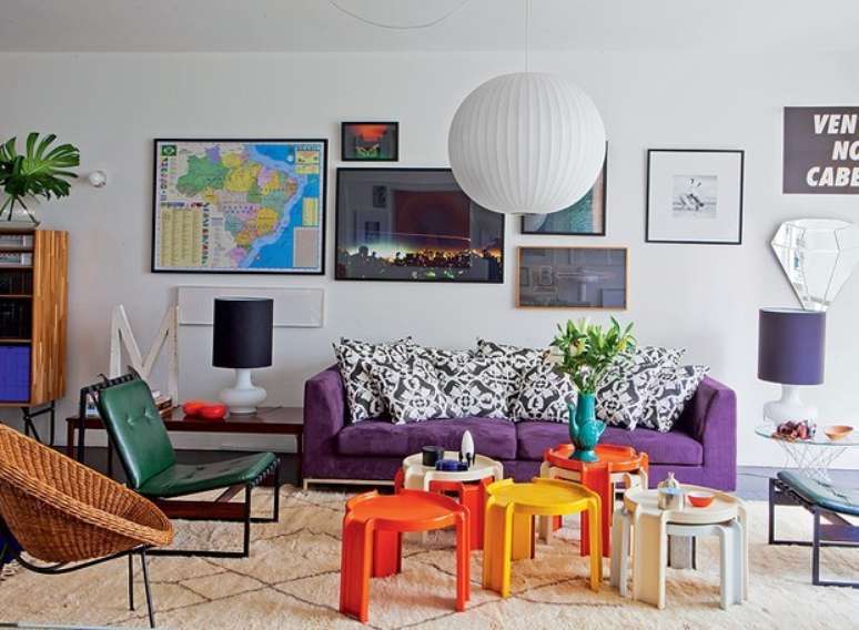 16. Sofá colorido com centro de mesa diferentes – Por: Casa e Jardim