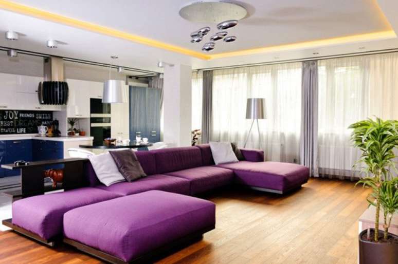 12. Sofá colorido roxo com chaise para deixar a sala mais aconchegante – Por: Villa Vintage