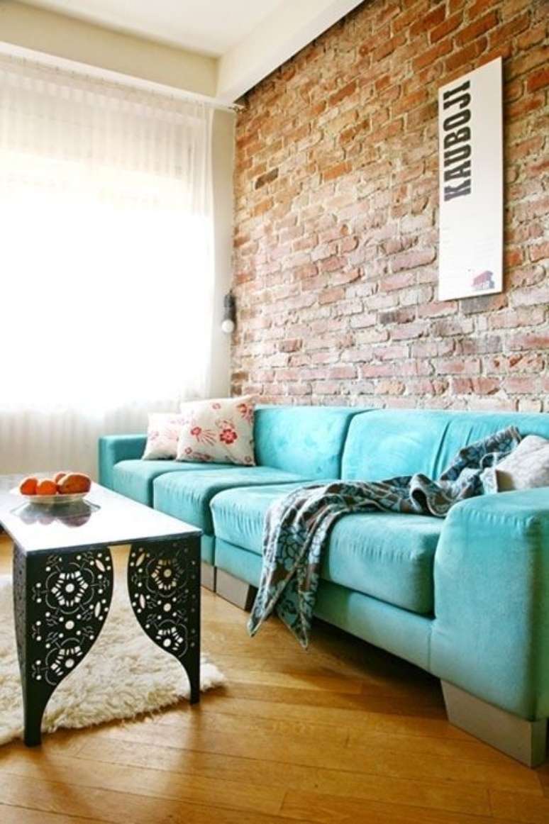 13. A cor tiffany é uma ótima aposta para o seu sofá colorido – Por: Pinterest