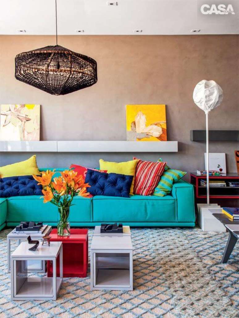 14. Alegre ainda mais o ambiente com o sofá com almofadas coloridas – Por: Casa Abril