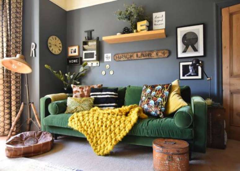 8. Use mantas para sof&aacute; coloridas para combinar os detalhes do ambiente &ndash; Por: The Girl in the Green Sof&aacute;