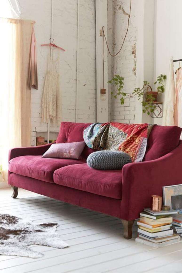 53. Destaque a decoração com o sofá colorido vermelho – Por: Pinterest
