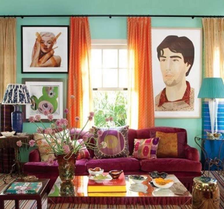 54. Sof&aacute; colorido vinho para sala de estar moderna &ndash; Por: Decorando Casas