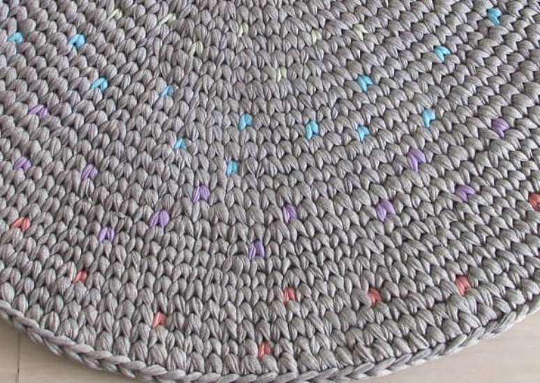 86- Tapete de crochê cinza com detalhes coloridos. Fonte: Estúdio Crochê