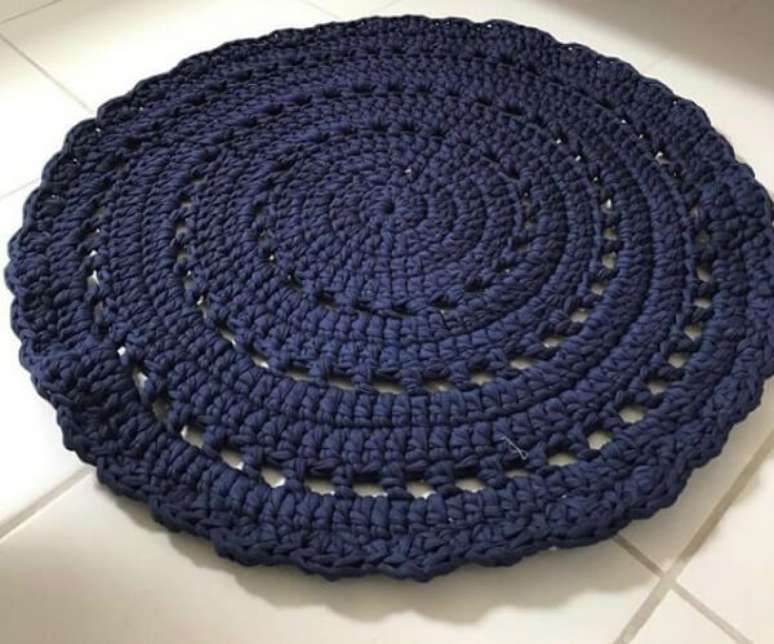 90- Tapete de crochê redondo em tom azul marinho. Fonte: Revista Artesanato