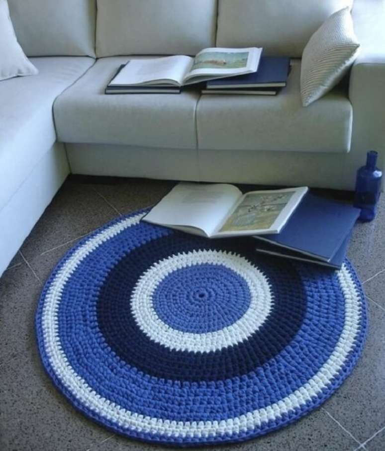 93- Tapete de crochê redondo em tons de azul e branco para sala de estar. Fonte: Pinterest
