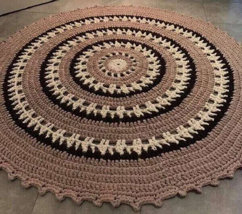 115- Tapete de crochê redondo em tons neutros combinam com diversos estilos de decoração. Fonte: Pinterest