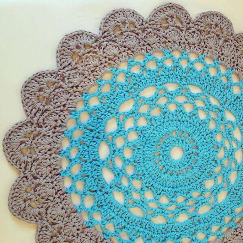 10- Tapete de crochê redondo feito em linha em dois tons. Fonte: Blog Artesanato