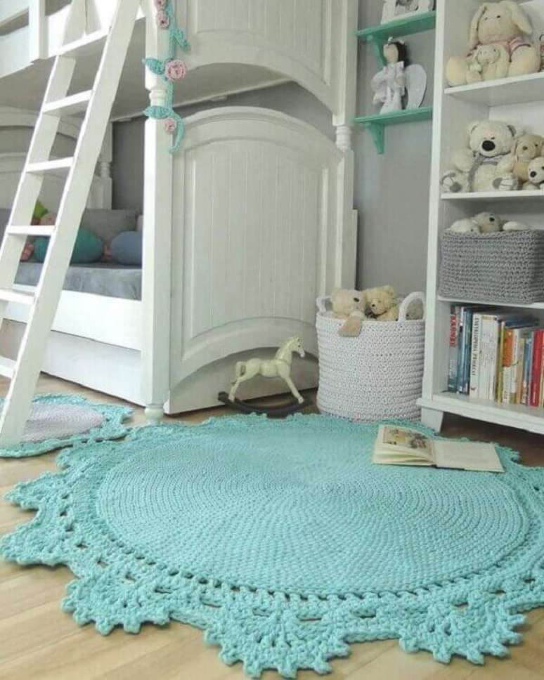 12- Tapete de crochê redondo azul claro em quarto infantil. Fonte: Pinterest