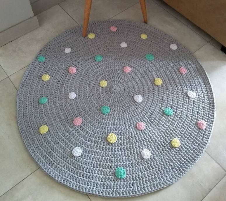 18- O tapete de crochê redondo tem aplicações de pequenos círculos de crochê coloridos. Fonte: Pinterest