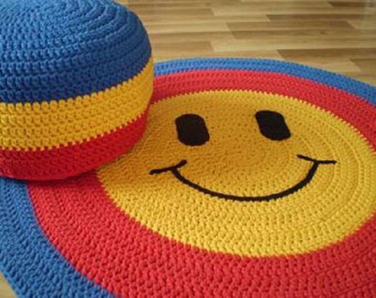 94- Tapete de crochê redondo colorido com Smile. Fonte: Etsy