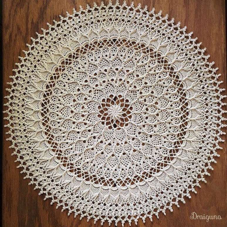 117- Tapete de crochê redondo com acabamento delicado. Fonte: Julia Hart