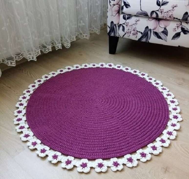 95- Tapete de crochê redondo com acabamento em flores. Fonte: Pinterest