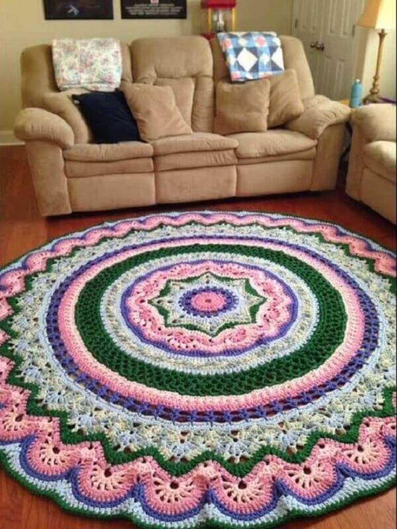 23- O destaque na decoração da sala de estar é o tapete de crochê redondo colorido. Fonte: Franknjim