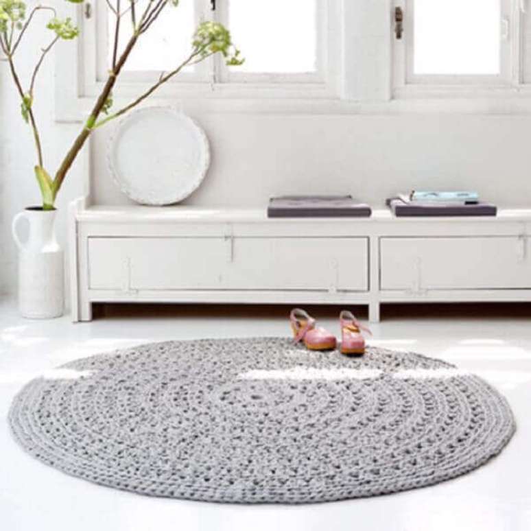 2- O tapete redondo de crochê na cor cinza decora a sala de estar em estilo clean. Fonte: Live Internet