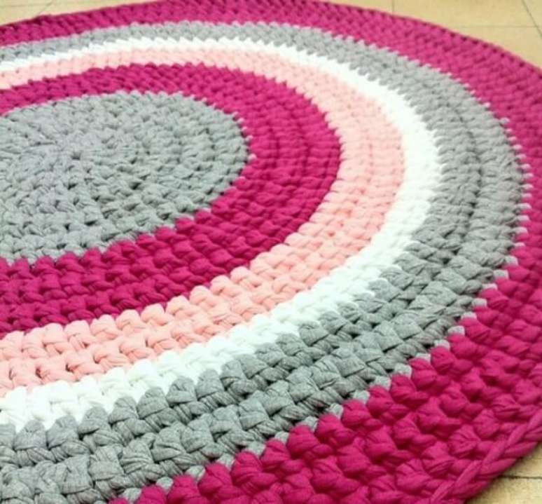 102- Tapete de crochê redondo mesclando tons de rosa claro, pink, cinza e branco. Fonte: Revista Artesanato