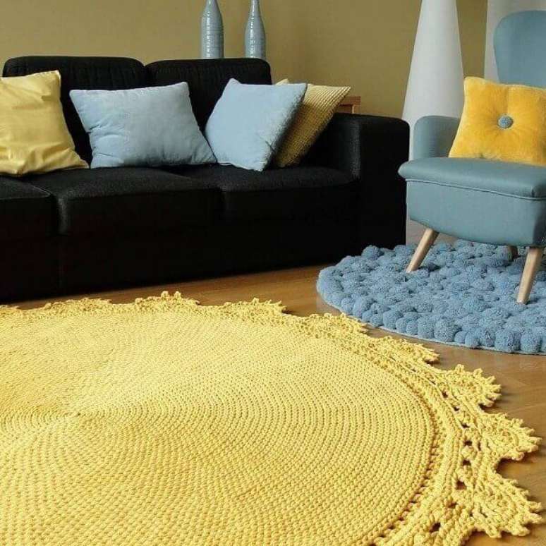 70- O tapete de crochê redondo amarelo combina com as almofadas do ambiente moderno e requintado. Fonte: Blue Pracownia