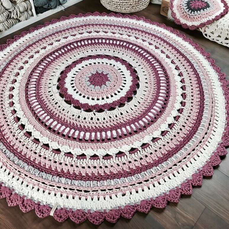 49- O Tapete de crochê redondo foi executado com vários tons de lilás. Dicas de Mulher