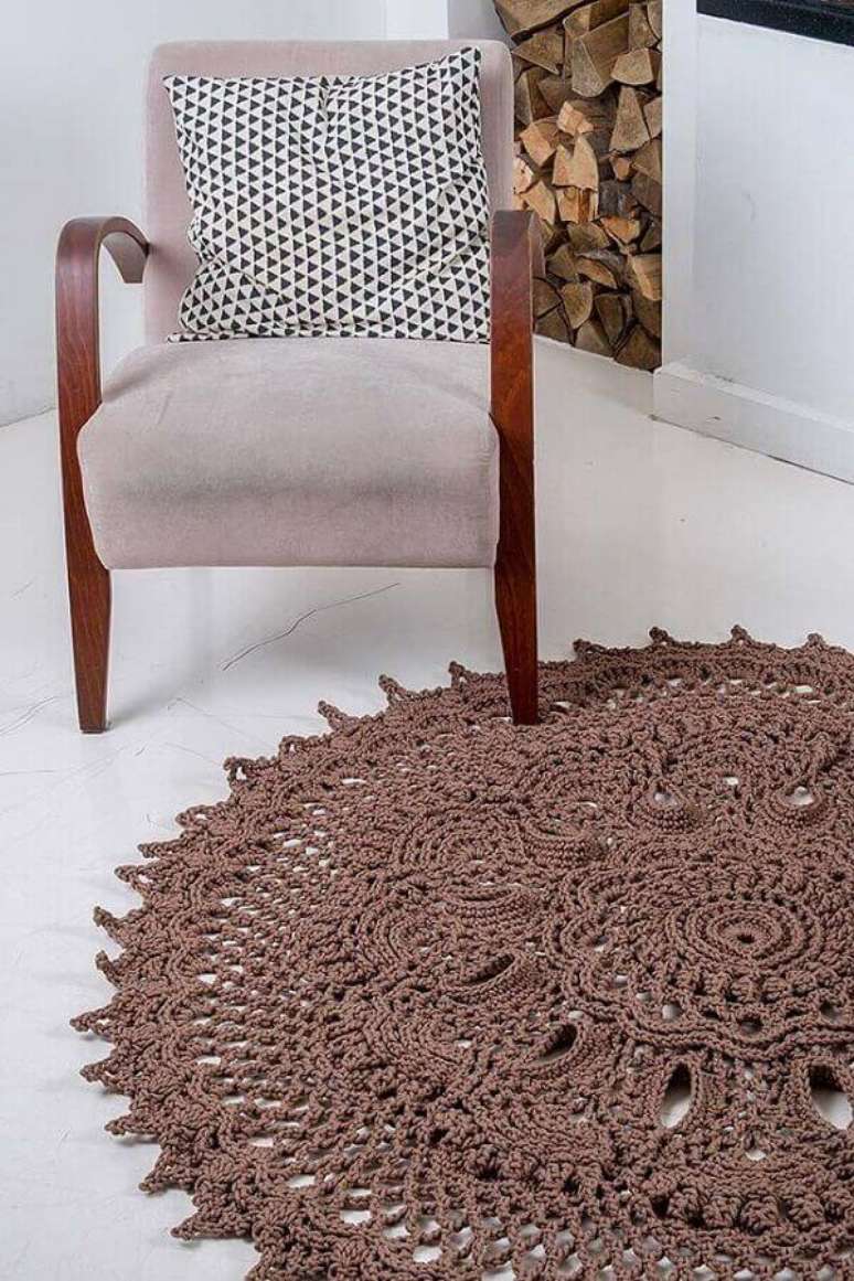 50- Tapete de crochê transforma o ambiente em um cômodo elegante. Fonte: Pinterest