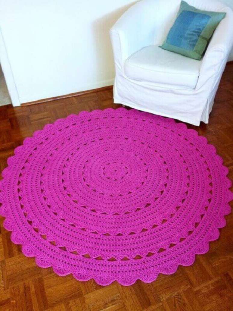 52- Tapete de crochê redondo na cor Pink contrasta com sofá branco. Fonte: Pinterest