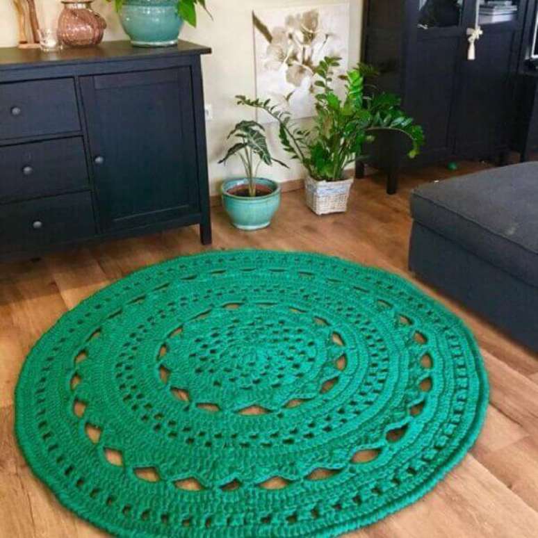 67- O tapete de crochê redondo verde água decora o ambiente. Fonte: Pinterest