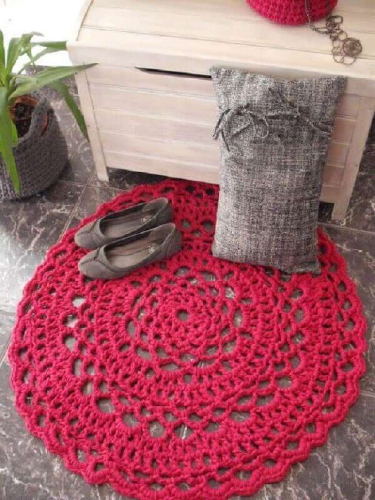 68- A decoração delicada do quarto de menina foi valorizada pelo tapete redondo de crochê. Fonte: Wikimulher