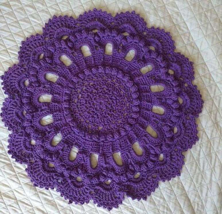 130- Tapete de crochê redondo roxo com acabamento delicado. Fonte: Natália Rocha Crochet