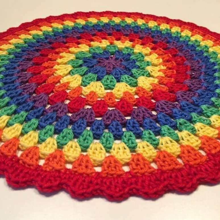 104- Tapetes com cores vivas trazem alegria para o ambiente. Fonte: Crochê Com Amor