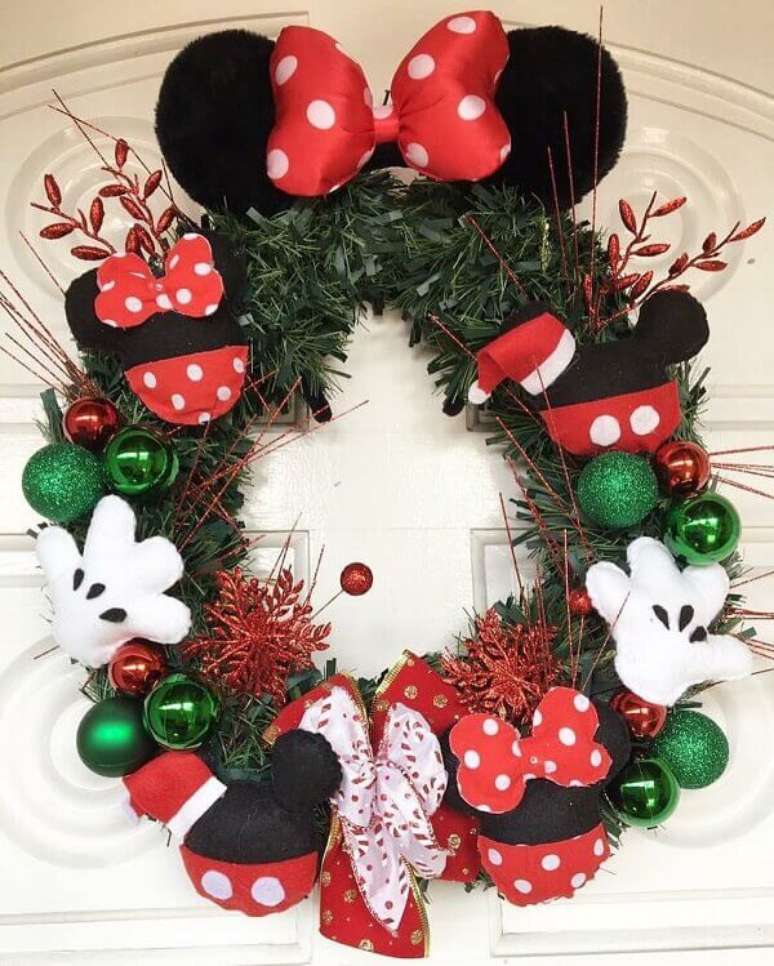 146. Guirlanda de Natal feita com elementos da Disney. Fonte: Pinterest