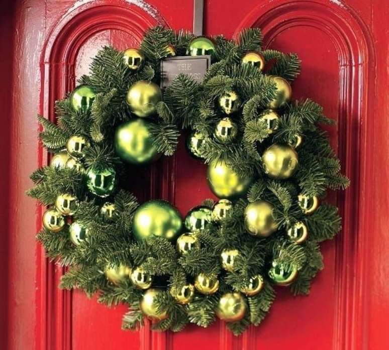 78. Guirlanda para Natal com bolinhas em tom verde. Fonte: Pinterest