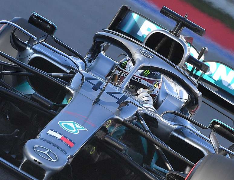Segundo no grid na Rússia, Lewis Hamilton: “A Ferrari tem um modo a jato nas retas”
