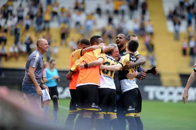 Criciúma bate Botafogo-SP na estreia de Roberto Cavalo e encerra jejum na Série B.