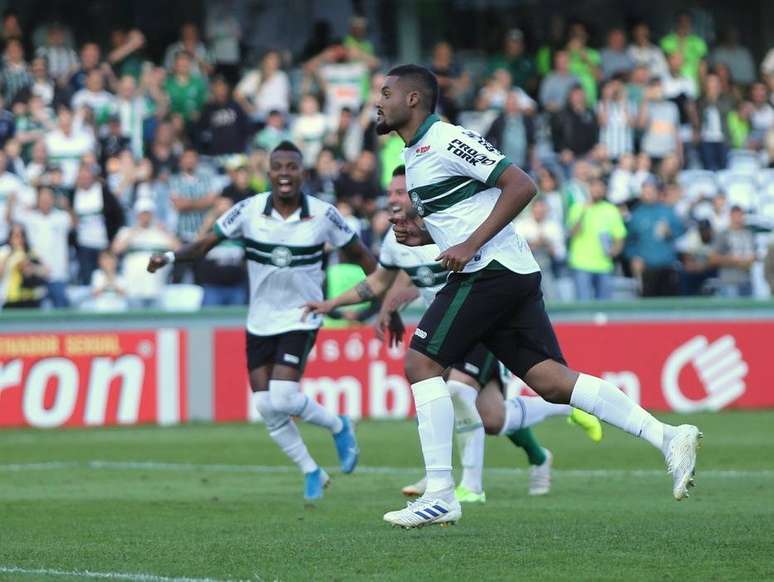 Sabino, atacante do Coritiba, comemora gol na partida contra o América Mineiro pela série B