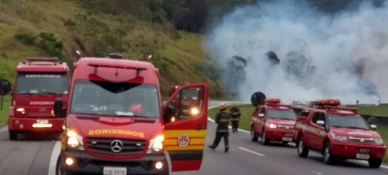 Carreta pega fogo após acidente e interdita Rodovia Dom Pedro 1° 