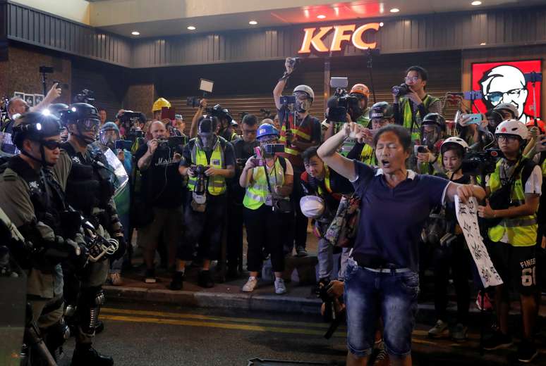 Manifestante antigoverno grita palavras de ordem em frente a tropa de choque em Hong Kong, 28/09/2019. REUTERS/Susana Vera