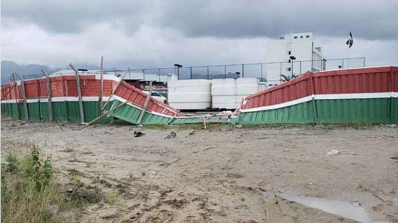 Muro do CT do Fluminense foi derrubado em invasão de membros de organizadas (Reprodução/ Instagram)