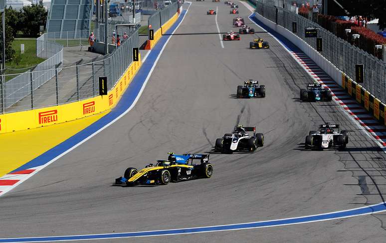 Luca Ghiotto segura Nyck de Vries para vencer corrida marcada por bandeira vermelha na Rússia