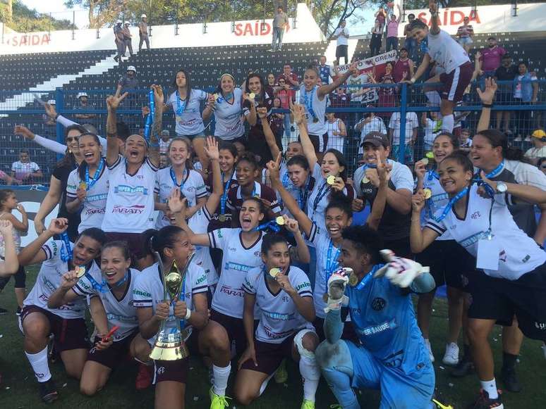 Jogadoras da Ferroviária comemoram o título do Brasileirão feminino